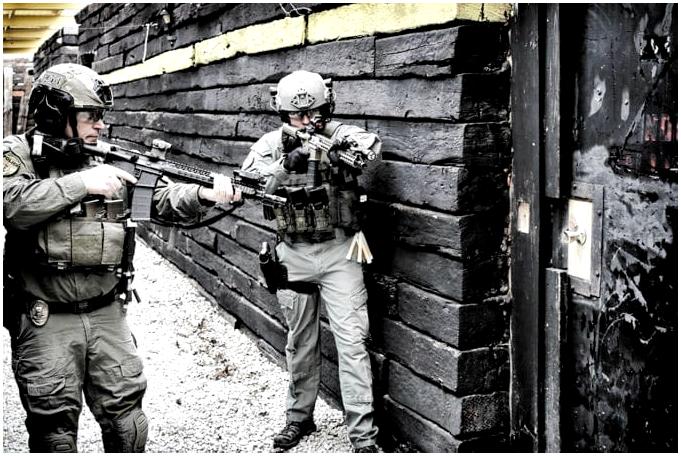 Руководство для штурмовой группы по прохождению дверей в CQB Руководство для штурмовой группы по прохождению дверей в CQB