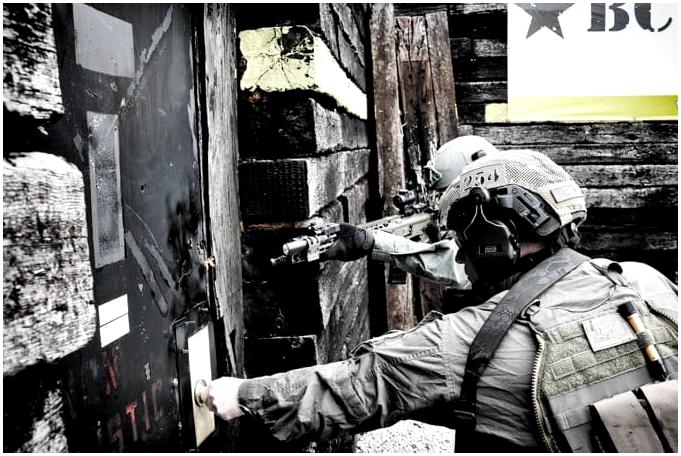 Руководство для штурмовой группы по прохождению дверей в CQB Руководство для штурмовой группы по прохождению дверей в CQB