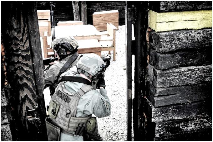 Руководство для штурмовой группы по прохождению дверей в CQB Руководство для штурмовой группы по прохождению дверей в CQB
