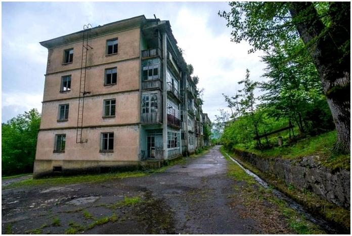 Дух апокалипсиса. Часть 2: Заброшенные города Абхазии Дух апокалипсиса. Часть 2: Заброшенные города Абхазии