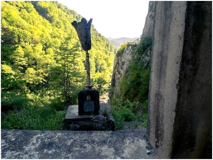 Смертельно опасная и ужасно красивая заброшенная дорога в Сочи Смертельно опасная и ужасно красивая заброшенная дорога в Сочи