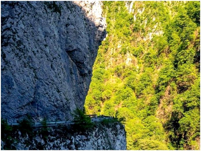 Смертельно опасная и ужасно красивая заброшенная дорога в Сочи Смертельно опасная и ужасно красивая заброшенная дорога в Сочи