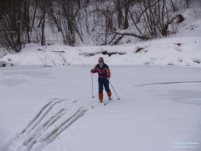 На лыжах по льду. Дорога на байкал зима. Байкал ольхон переправа ледовая. Переправа по льду байкала. Переправа через лед.