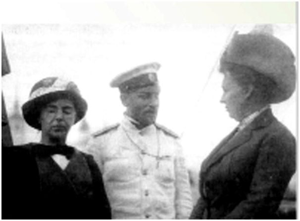 Три капитана и две женщины