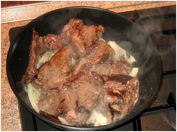 Заяц тушёный с луком и вяленными помидорами