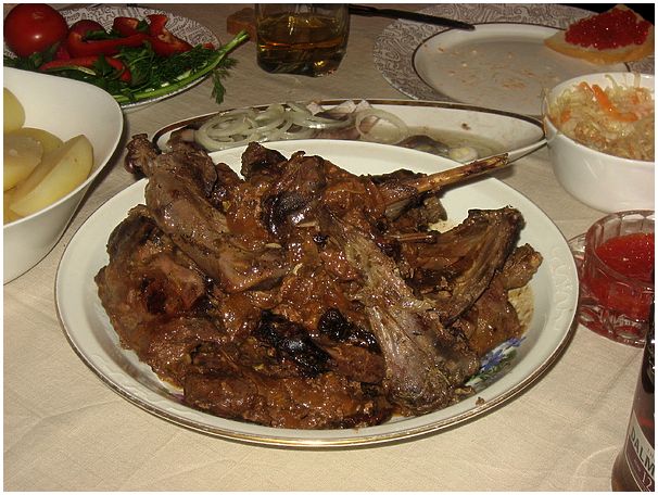 Заяц тушёный с луком и вяленными помидорами