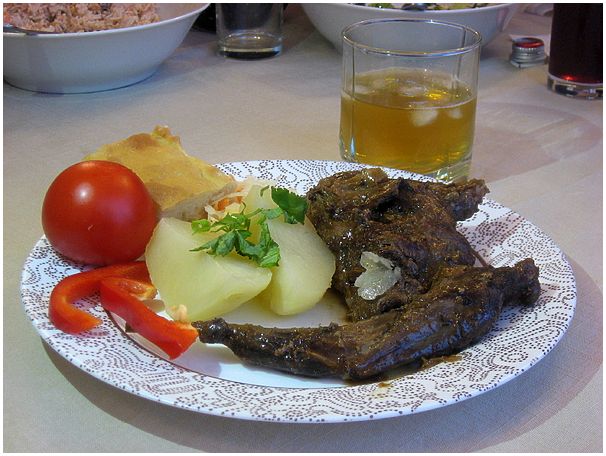 Заяц тушёный с луком и вяленными помидорами