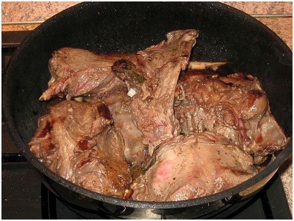 Заяц тушёный с луком и вяленными помидорами