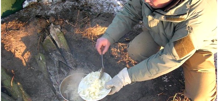 Как приготовить плов на костре в походе и в лесу, рецепт плова с пошаговыми фото для приготовления в походных или полевых условиях.