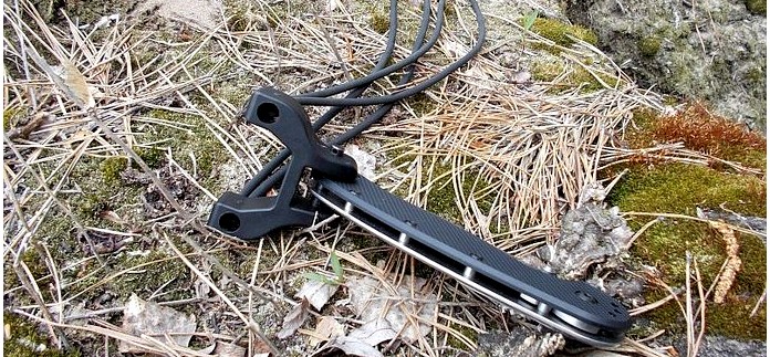 Рогатка Boker Plus RBB Reality-Based Blade Slingshot которая устанавливается в отверстие для темляка на рукояти ножей, обзор.