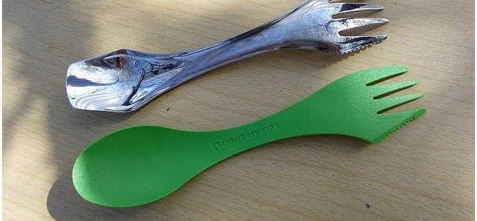 Комбинированная ложка Light My Fire Spork Original с вилкой и ножом, чехол Sporks 8217;n Case, сравнение с гибридной ложкой Wildo Spork и ложковилкой Fire-Maple FMT-831, обзор.