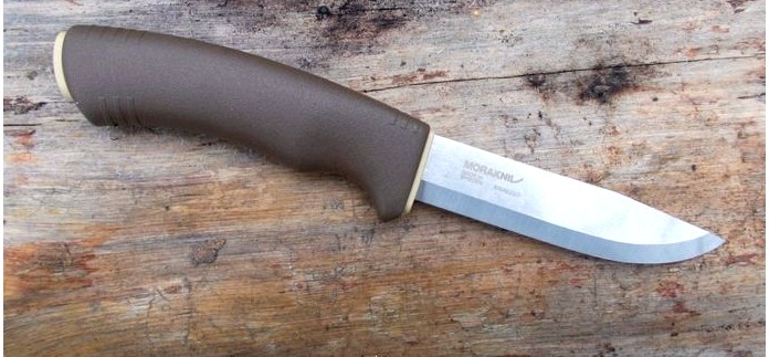 Нож Morakniv Bushcraft Survival Desert с пластиковыми ножнами, огнивом и алмазной точилкой, характеристики, особенности конструкции, обзор.