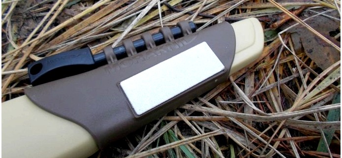 Нож Morakniv Bushcraft Survival Desert с пластиковыми ножнами, огнивом и алмазной точилкой, характеристики, особенности конструкции, обзор.