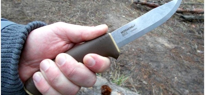 Нож Morakniv Bushcraft Survival Desert с пластиковыми ножнами, огнивом и алмазной точилкой, характеристики, особенности конструкции, обзор.