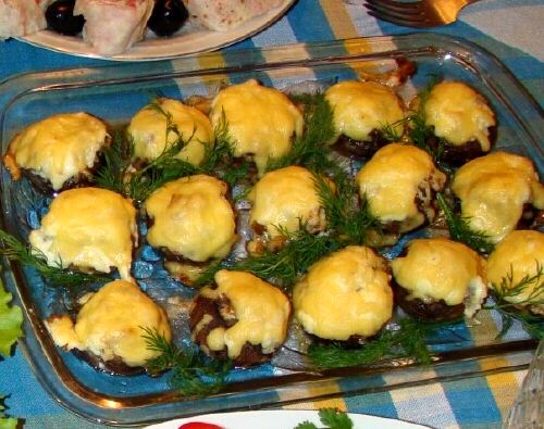 Рецепт горячей закуски - шампиньоны фаршированные колбасой, луком и чесноком, и тушеные в сковороде для похода